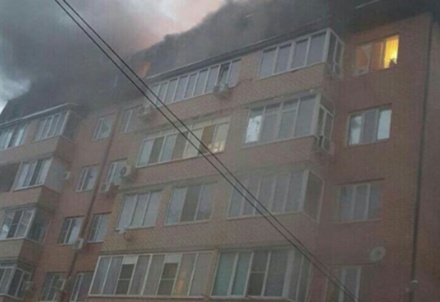Пожар в жилом доме в Краснодаре перекинулся на соседнее здание