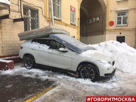 Владелец BMW в Москве спасает свой автомобиль от сосулек при помощи матрасов