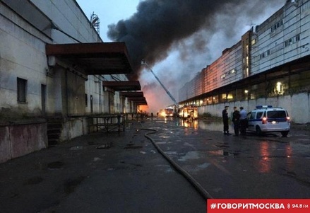 Площадь пожара на северо-востоке Москвы достигла 3 тысяч кв. метров