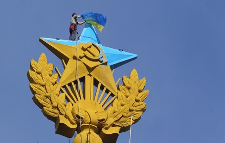 Повесивших флаг Украины на высотке в Москве могут посадить на три года