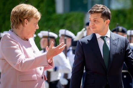 Зеленский объяснил, почему не помог плохо почувствовавшей себя Меркель