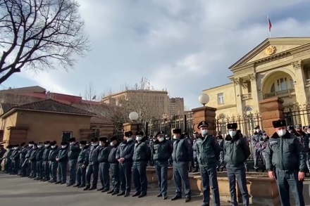 Полиция Еревана взяла резиденцию президента под усиленную охрану