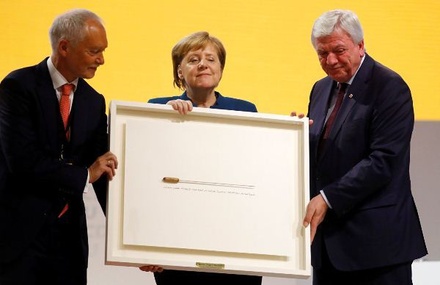 Ангеле Меркель на съезде ХДС подарили дирижёрскую палочку