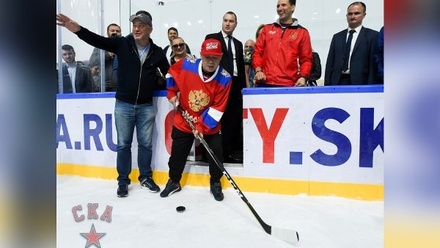 Диего Марадона сыграл в хоккей в Санкт-Петербурге