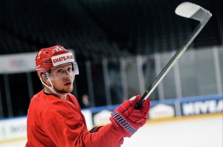 Хоккеист НХЛ Панарин бросил перчатку в канадца после слов о России