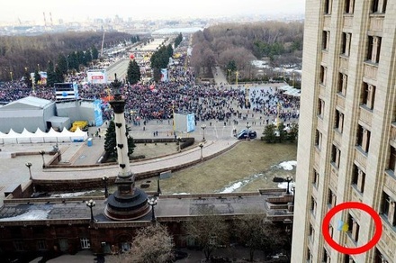 СМИ сообщили об избиении аспиранта МГУ сотрудниками ФСБ за флаг Украины