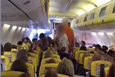 Самолёт компании Ryanair экстренно сел во Франции из-за буйных пассажиров