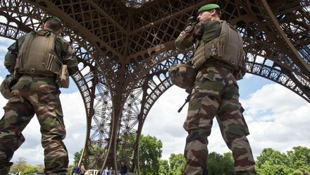 В Париже вооружённый ножом мужчина напал на военного
