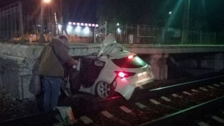 В Подмосковье автомобиль Mazda влетел под железнодорожную платформу