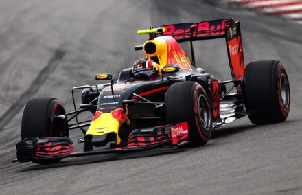 Даниил Квят стал восьмым в квалификации Гран-при «Формулы-1» в Сочи
