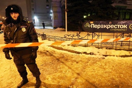 На месте взрыва в Петербурге работают сотрудники СКР, ФСБ и МВД
