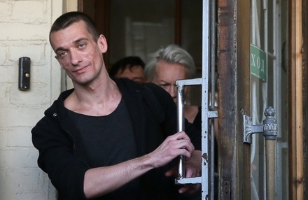 Жители Франции потребовали вернуть Петра Павленского в Россию