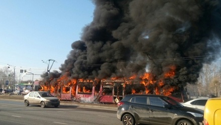 В Казани полностью сгорел трамвай