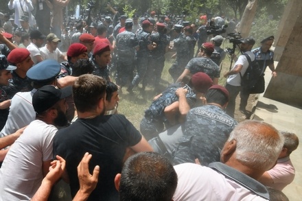 В Ереване начались столкновения протестующих с полицией