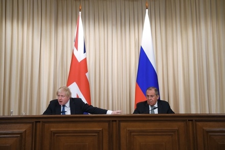 Джонсон на встрече с Лавровым потребовал признать вмешательство РФ в дела других стран
