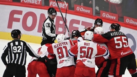 «Авангард» обыграл «Локомотив» в серии 1/4 финала плей-офф КХЛ