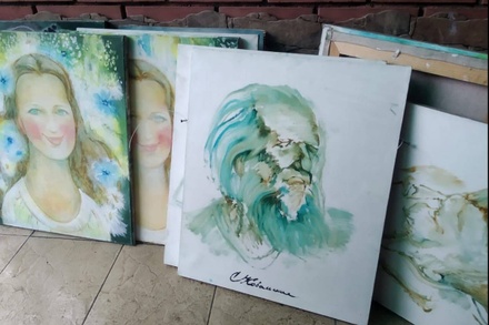Картины известной художницы нашли на помойке в Подмосковье