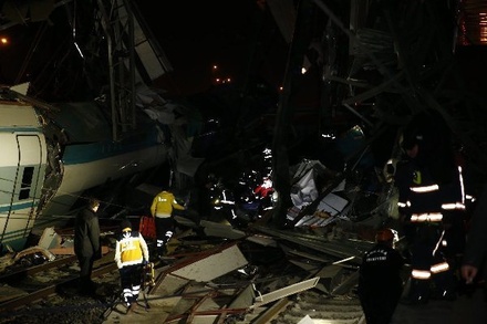 Движение скоростных поездов из Анкары остановлено после аварии