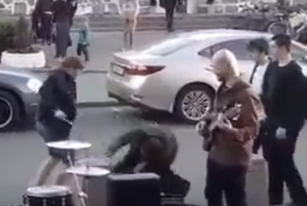 В Москве барабанщик уличной группы избил прохожего
