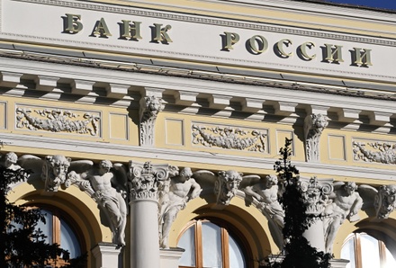 ЦБ: россияне могут перечислять рубли на свои иностранные счета