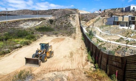 В калифорнийском Сан-Диего начали строить стену на границе с Мексикой