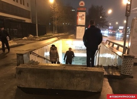 В Москве перед подземными переходами начали устанавливать бетонные ограждения