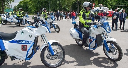 Собянин передал столичному управлению ГИБДД 30 электромотоциклов и 4 электромобиля