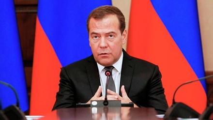 Медведев назвал сроки перехода на электронные паспорта в России