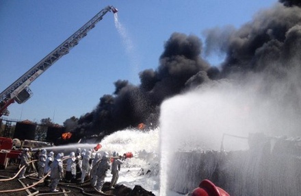 Усилился пожар на нефтебазе под Киевом