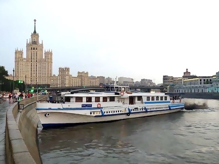 Прогулочный теплоход со школьниками врезался в берег в Москве