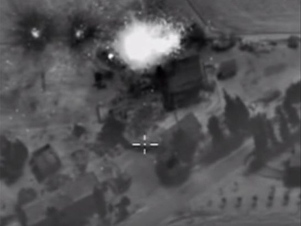 Минобороны показало кадры уничтожения командного пункта боевиков в Эль-Латамне