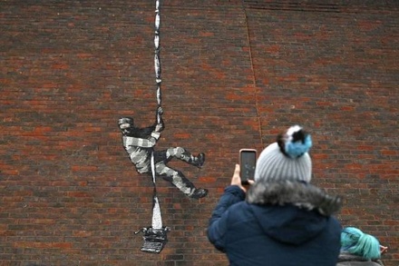 Бэнкси опубликовал видео создания нового граффити в Великобритании