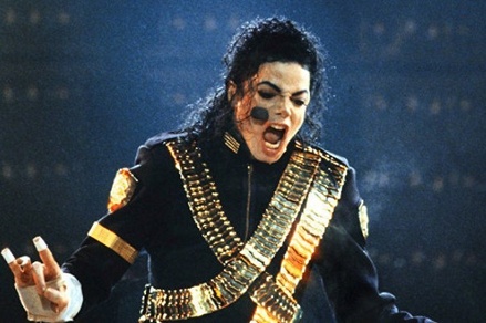 Куртку Майкла Джексона продали на аукционе за 298 тысяч долларов