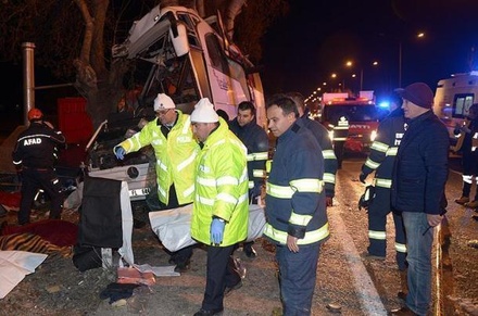 11 человек погибли в аварии со школьным автобусом в Турции
