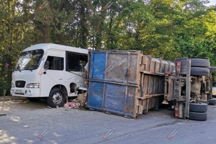 В Сочи грузовик врезался в пассажирский автобус