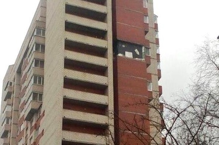 Очевидцы сообщают о взрыве в жилом доме в Петербурге
