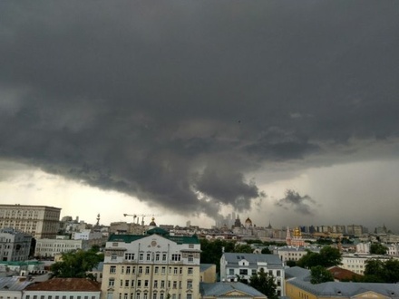 В соцсетях появились первые кадры надвигающегося на Москву шторма