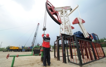 Нефть дешевеет на фоне новых признаков растущего предложения сырья