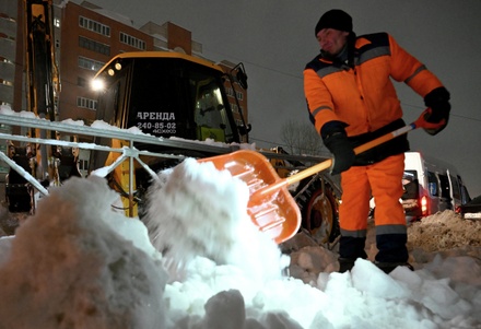 К уборке снега в Москве дополнительно привлекли около 15 тысяч человек