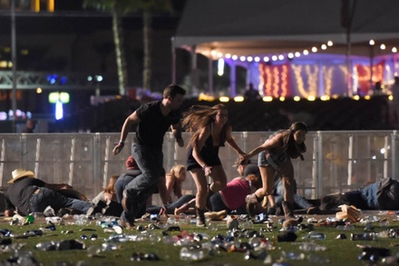 В Лас-Вегасе неизвестный расстрелял фестиваль кантри-музыки