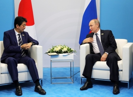 Премьер Японии на встрече с Путиным поднимет вопрос давления на КНДР