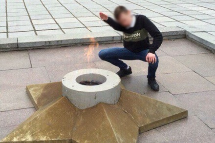 В Кемерове ищут подростка, вскинувшего руку в нацистском приветствии у Вечного огня