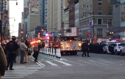 Полиция Нью-Йорка проверяет сообщения о возможном взрыве на Манхэттене