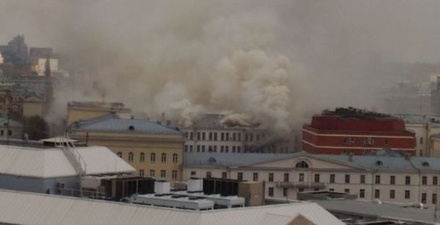 Огонь в горящем здании Минобороны в Москве перекинулся на крышу