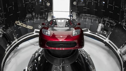 Запущенный в космос Tesla  Roadster Илона Маска включили в каталог спутников