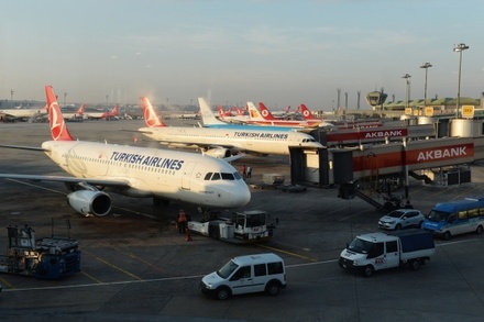 Двух российских туристок высадили из самолёта в Стамбуле