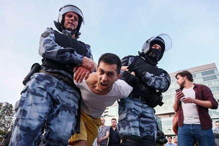 «ОВД-Инфо» сообщает о 1127 задержанных на акции в центре Москвы