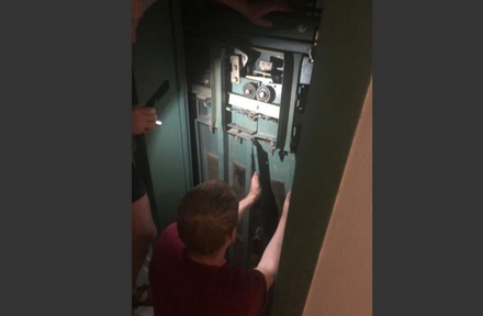 В Подмосковье человек застрял в сломанном лифте