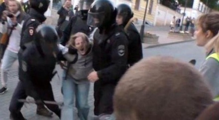 СКР проведёт проверку по заявлению избитой полицейским в Москве девушки