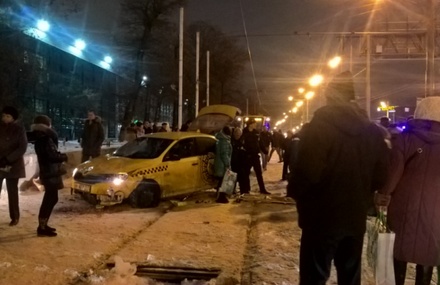 Водитель такси протаранил трамвайную остановку на востоке Москвы